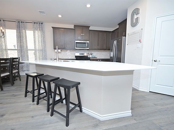 4th image of 525 Liliana Ln