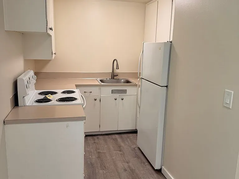 C2402 - Maple Court Apartments — Photo 22