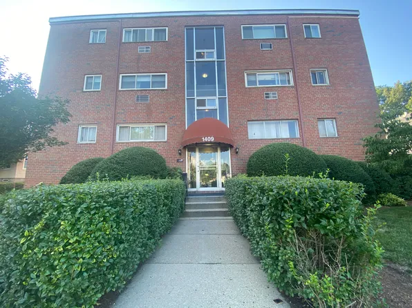 1409 River St APT 7, Hyde Park, MA 02136
