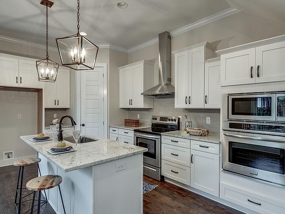 5th image of 411 Theresa Ave