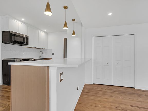 4th image of 4976 N Milwaukee Ave APT 401