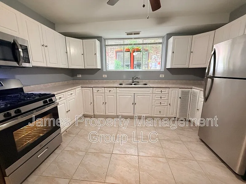 3 bed, 1.0 bath, 1059 sqft, $2,095 — Photo 4
