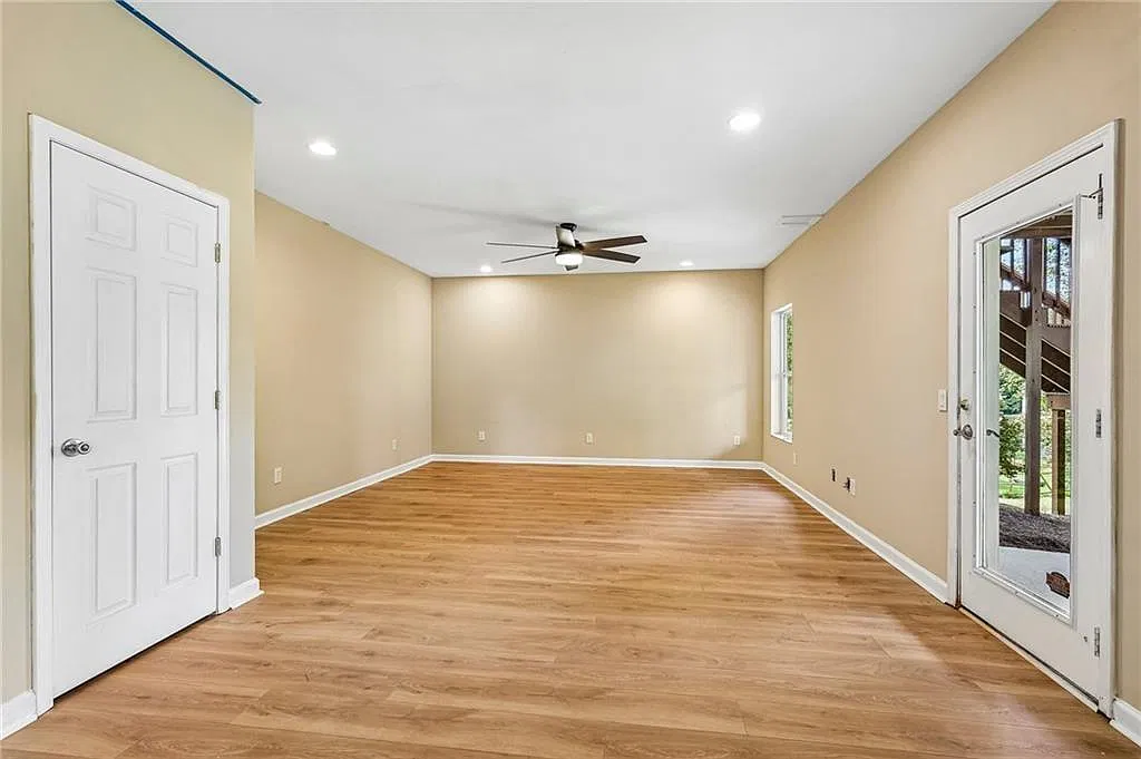 5 bed, 2.5 bath, 4289 sqft, $3,500 — Photo 4