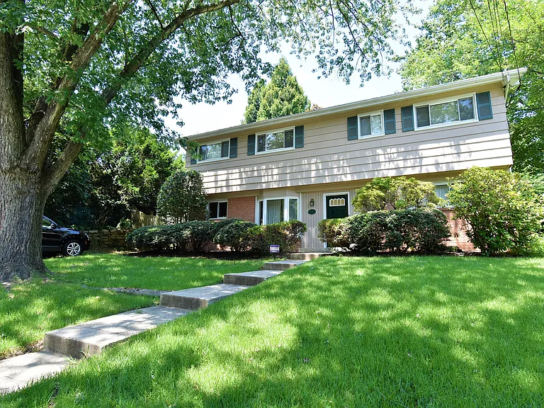 305 Hillsboro Dr — Photo 1