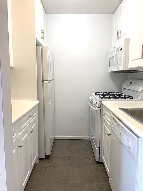 2nd image of 207 W 18th St #11