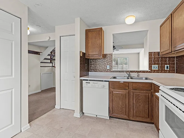 528 Chanticlar Ct — Photo 4