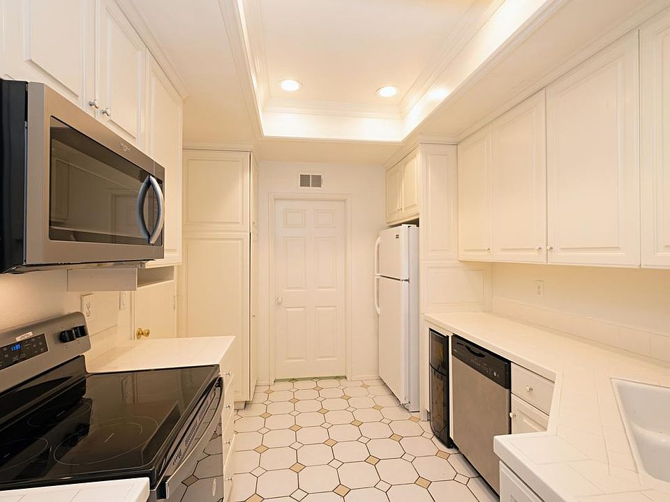 1st image of 284 Chesterfield