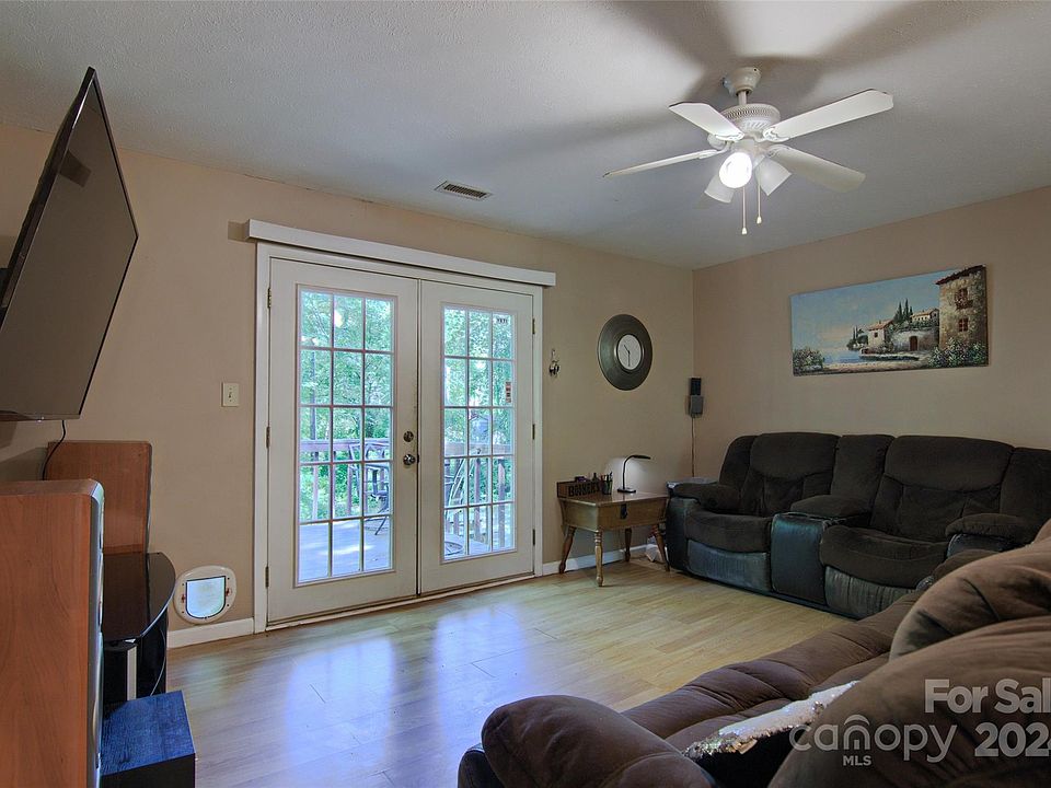 1010 W Gilbert St, Hendersonville, NC 28792 Zillow