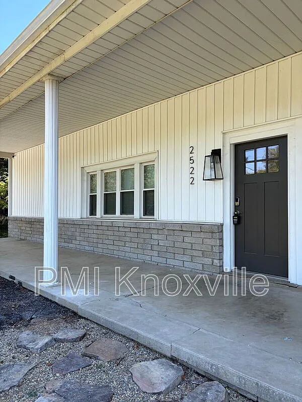 3 bed, 1.0 bath, 1200 sqft, $1,600 — Photo 2