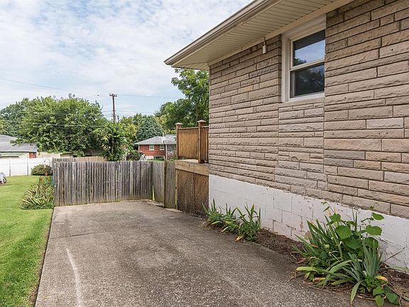 4th image of 1969 Greenleaf Dr