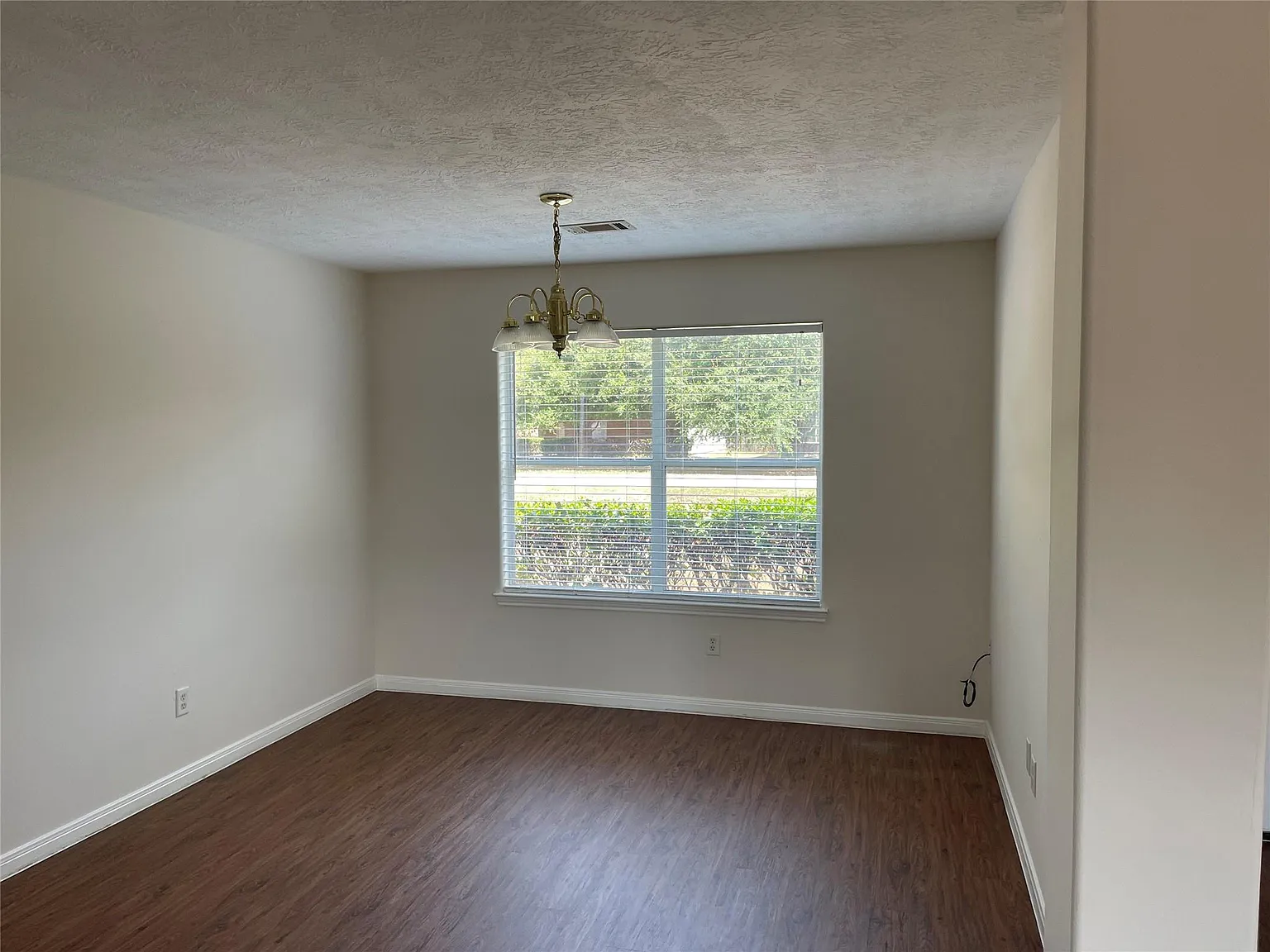 3 bed, 2.0 bath, 1264 sqft, $1,595 — Photo 3