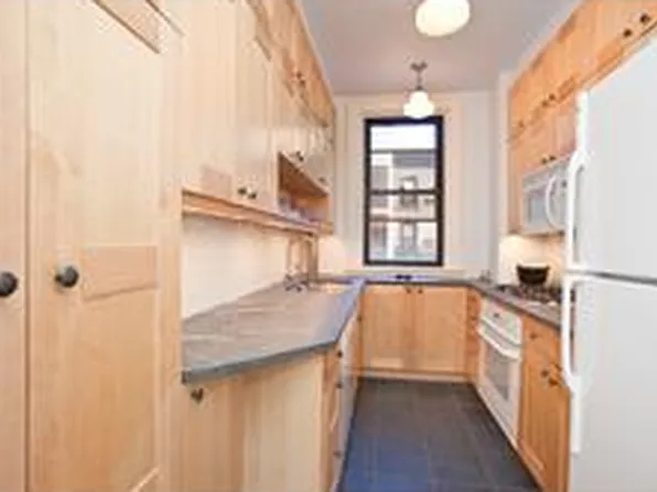 212 East 48th Street image 1 of 8