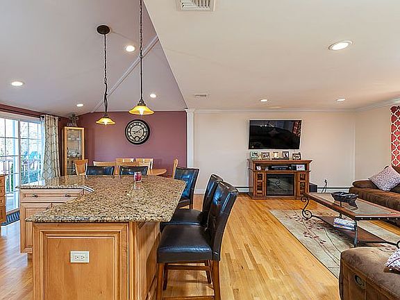 4th image of 17 Seaver Ln