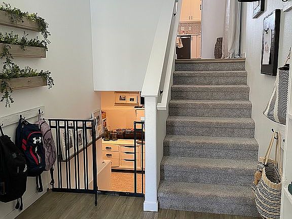 5th image of 761 Cathy Dr W