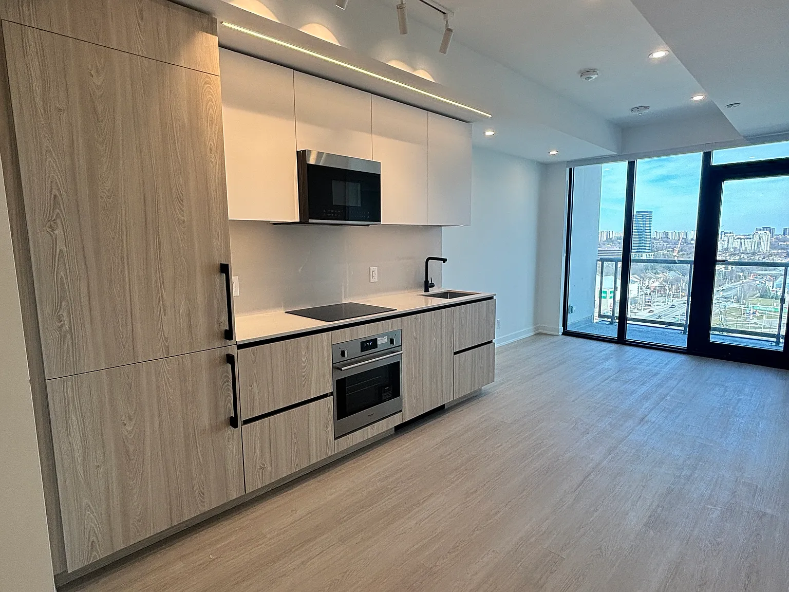 1 bed, 1.5 bath, 570 sqft, $2,250 — Photo 2