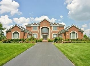 28 Wood Oaks Dr, South Barrington, IL 60010