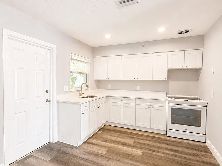 4919 York St — Photo 4