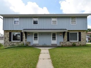 160 Ridge Ct, Pewaukee, WI 53072