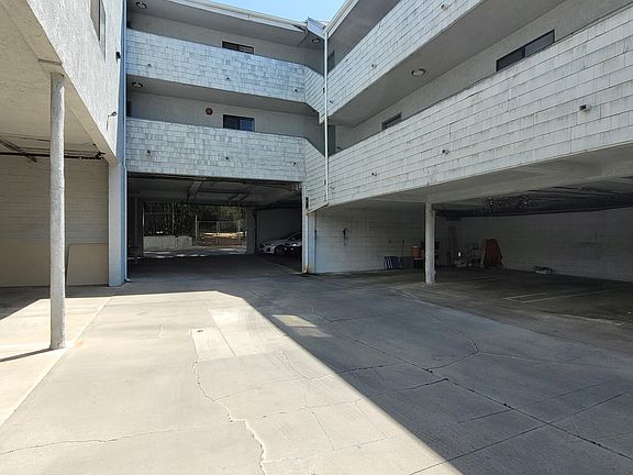 4th image of 950 Edgecliffe Dr