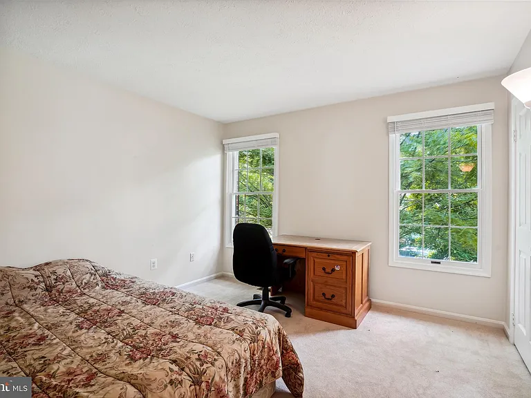 9708 Locust Hill Dr — Photo 32