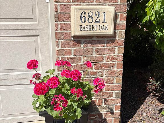 5th image of 6821 N Basket Oak Dr