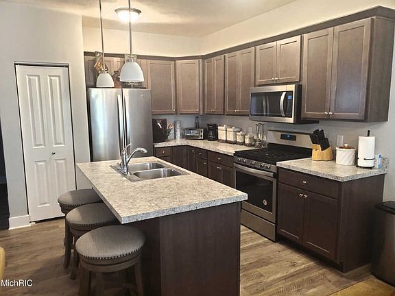 3rd image of 3685 Merriville Ct SE