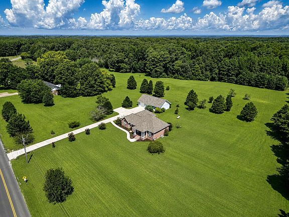 5th image of 586 Sunset Dr