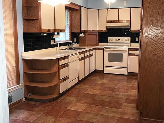 3rd image of 703 W 109th Ter