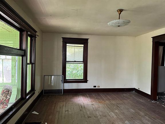 4th image of 109 Lincoln St
