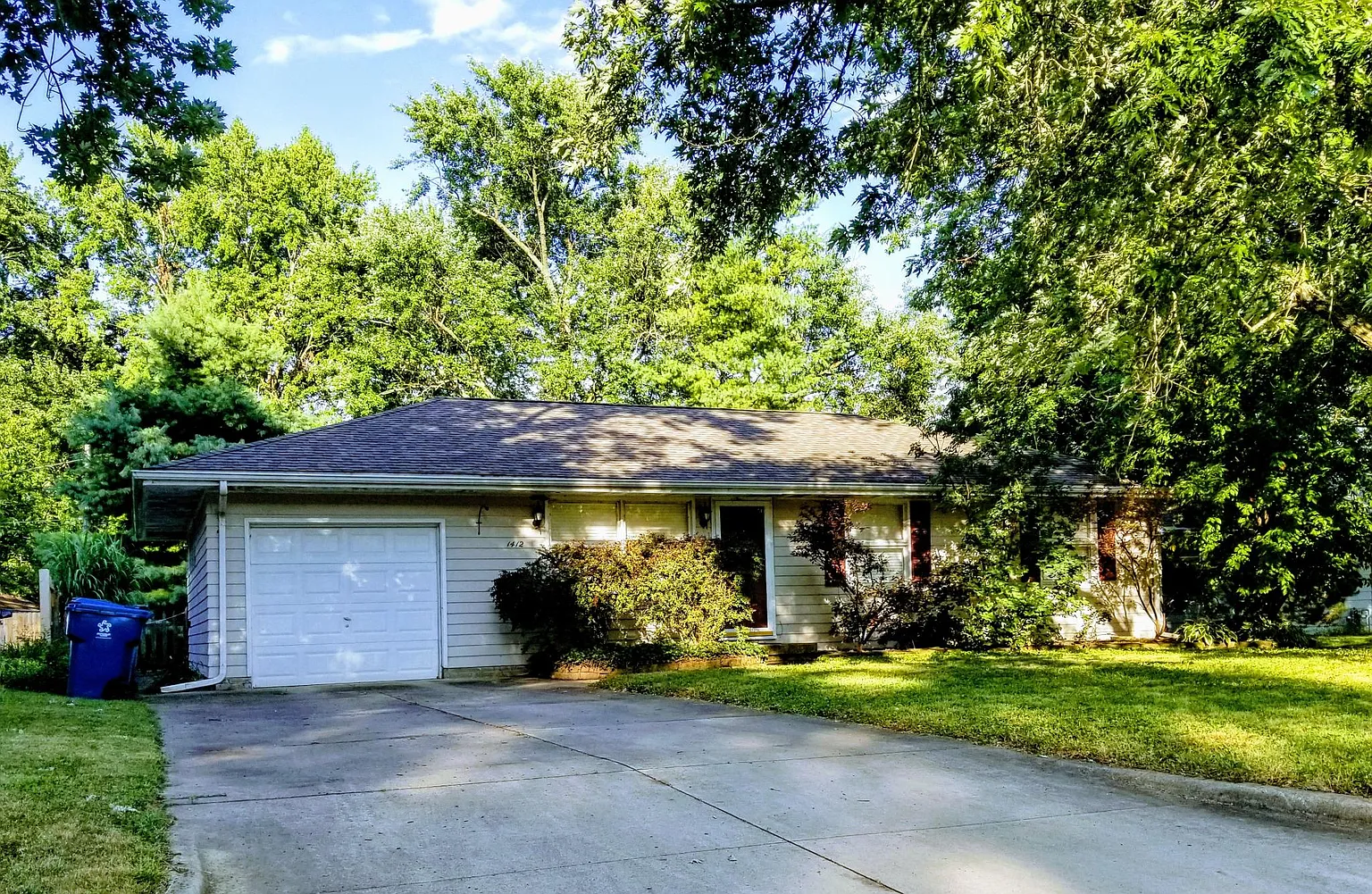 1412 Rose Dr photo 1