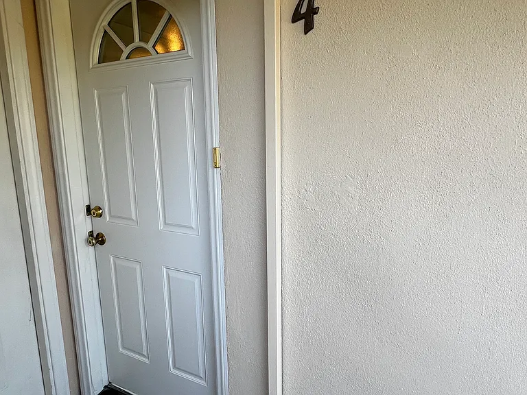 557 E Pasadena St #4 — Photo 2