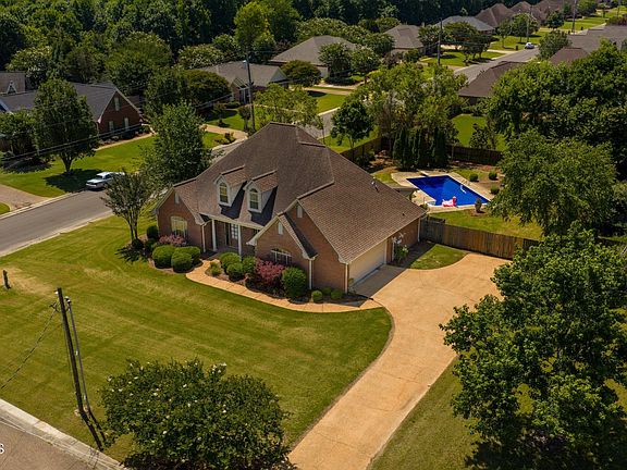 4th image of 101 Iris Ln