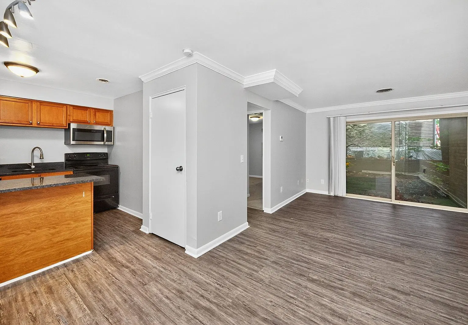 1 bed, 1.0 bath, 570 sqft, $1,050 — Photo 4