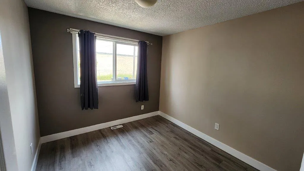 3 bed, 880 sqft, $1,675 — Photo 3