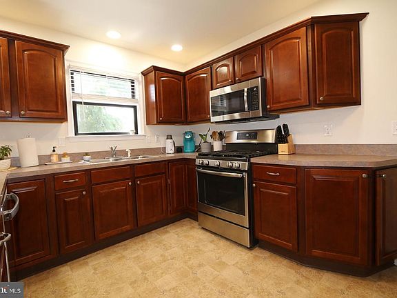 5th image of 213 Montclair Ct