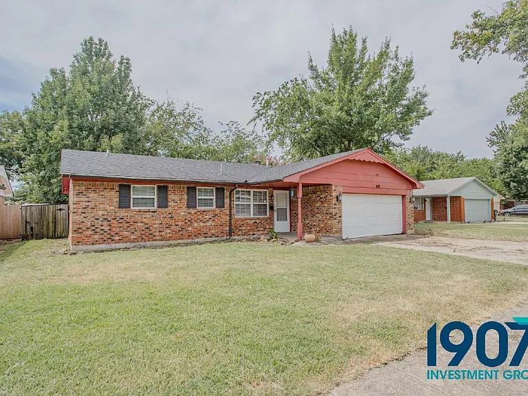 1618 Village Dr — Photo 3
