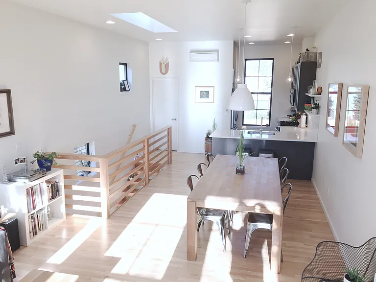 2417 SE Division St — Photo 3