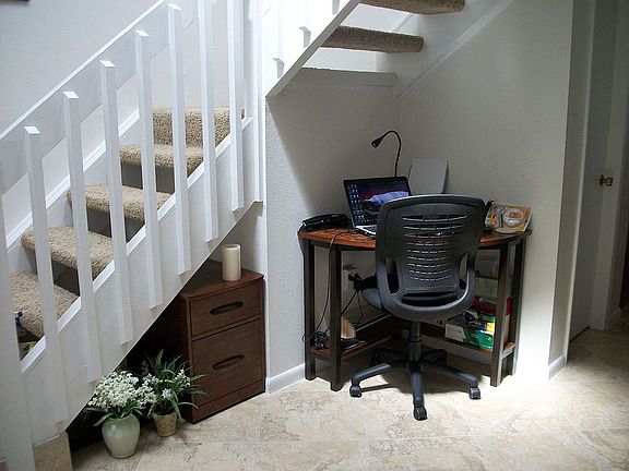 Desk Area /printer provided