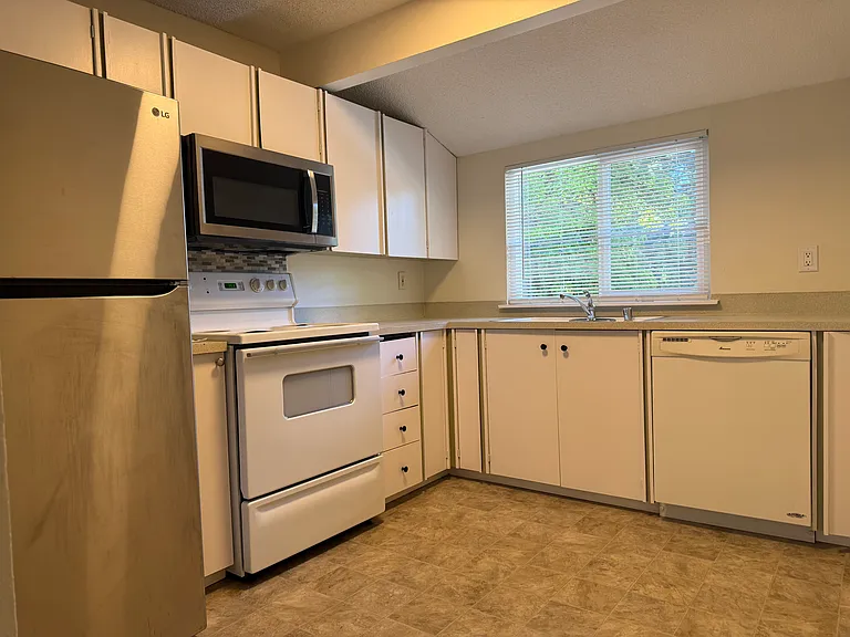 1714 Evergreen Park Ct SW #D3 — Photo 1