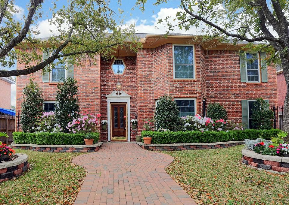 Close to Meyerland, this 90's construction home is located in a desirable subdivision and is zoned t