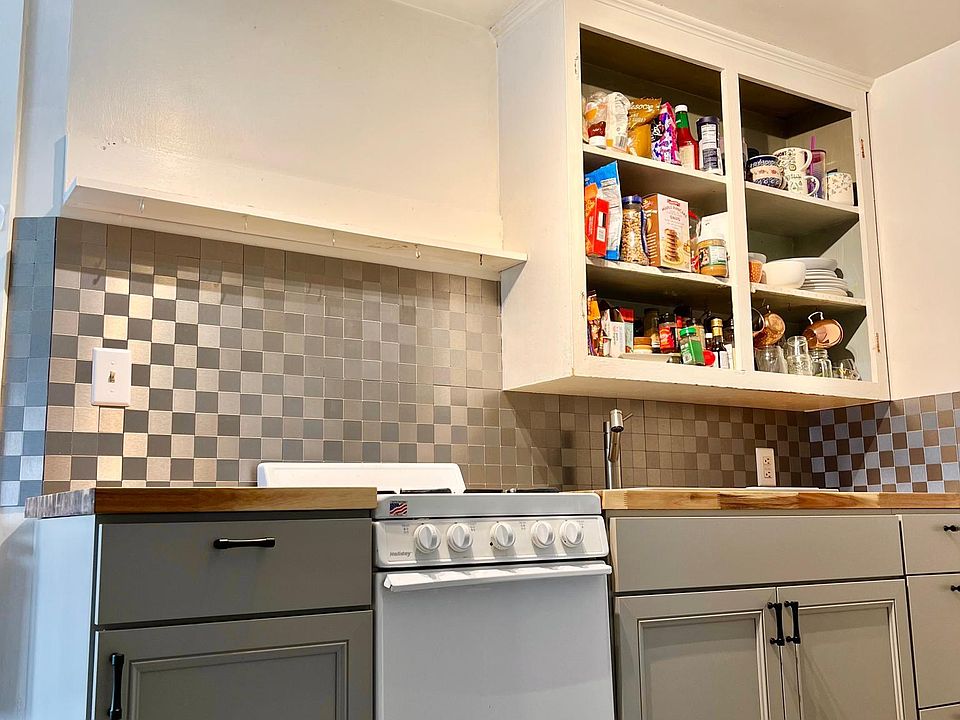 kitchen (with stuff)