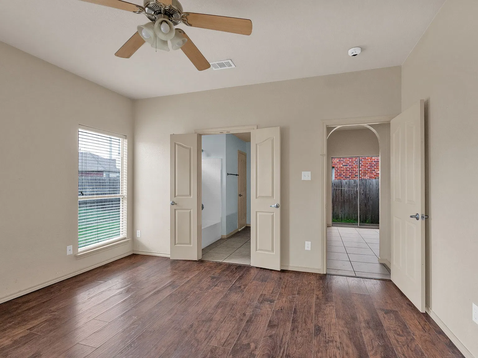 3 bed, 1392 sqft, $1,950 — Photo 4