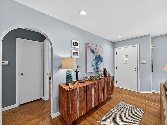 2nd image of 1005 White Oak Dr