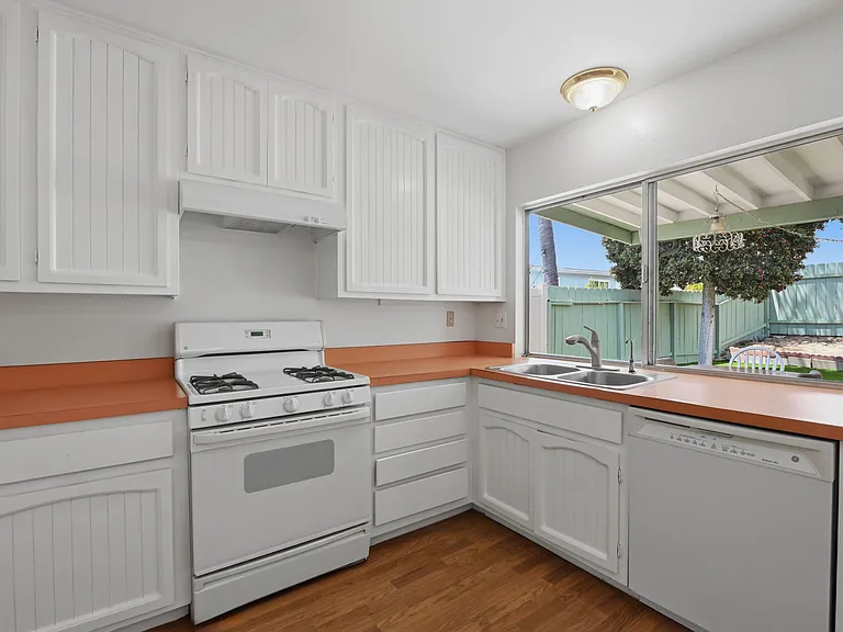 1712 Greentree Rd — Photo 9
