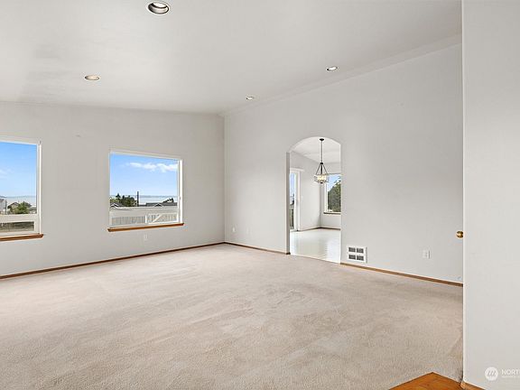 3rd image of 876 W 4 Street