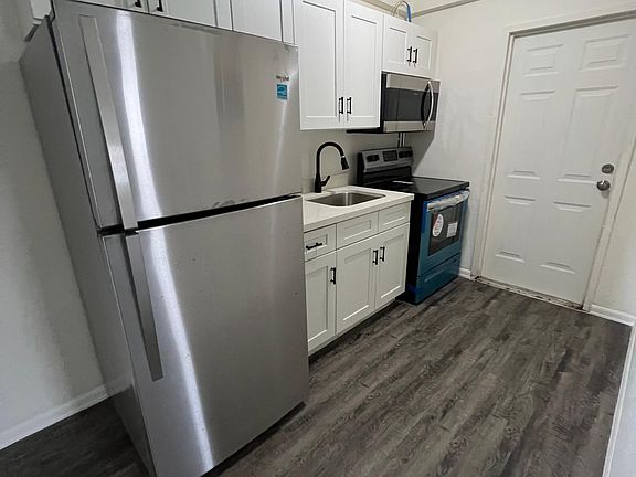 4th image of 410 NW 7th St APT 6