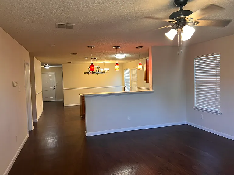 1017 Alexandria Dr — Photo 2