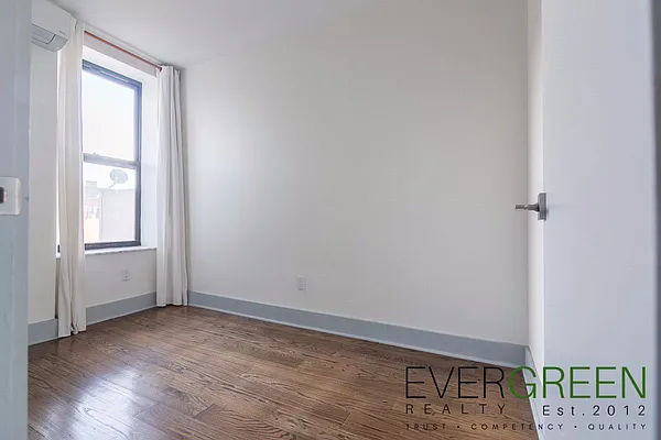 Rented by Evergreen Apartments BK | media 6