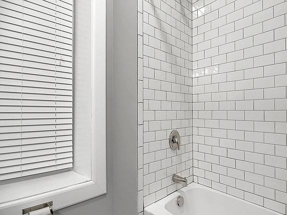 5th image of 904 Barton St #2F