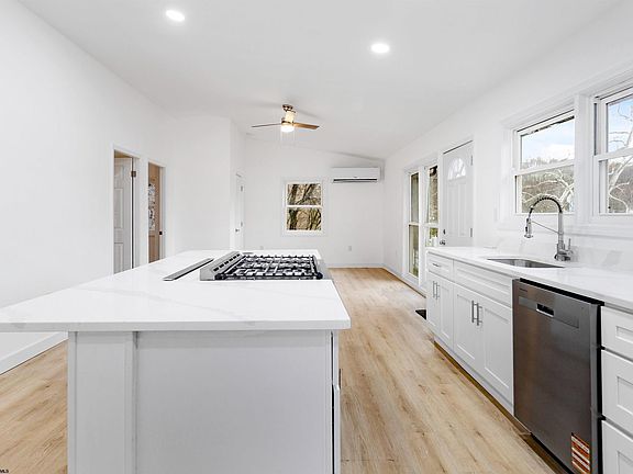 4th image of 608 E Brockway Ave